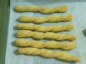 放入预热好的烤箱上管160度，下管140度烤16分钟，磨牙棒上色并闻到香味就可以了。