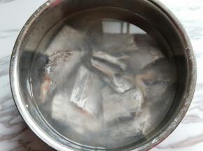 首先将带鱼去内脏，洗干净，(我买带鱼时请店员帮忙剪的）