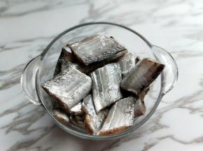 将洗干净的带鱼放入器具中。