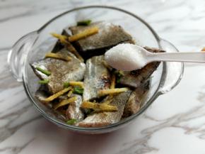 在加入白砂糖。
