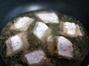 依次沾好面粉，起油锅，油温6成时加入沾满面粉的带鱼，中小火炸。炸至金黄夹出即可。