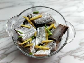 葱姜去皮切丝放入器具中。