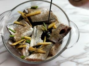 加入生抽，滴几滴老抽。