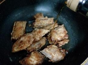 再次起油锅，加入炸好的带鱼，再加入醋。