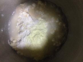 放到搅面缸里 搅打成团