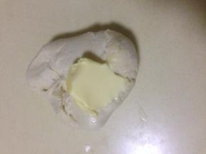 揉好的面团加入黄油