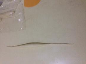 搓成中间粗两边细长的条状