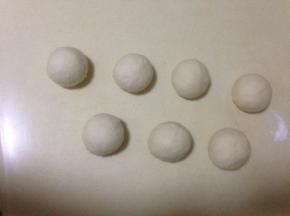分成50~70克一个的面团 揉匀 醒10分钟