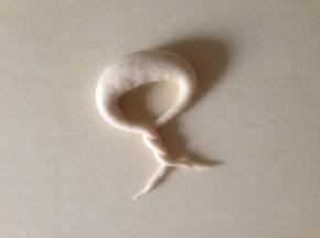 细长部分扭三下 尾部按扁 压到上面