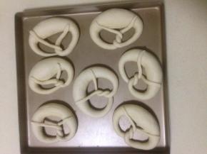 做好造型的碱水包 排好 入冰箱冷冻一小时左右 冻硬后面的操作才更容易