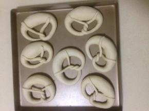 做好造型的碱水包 排好 入冰箱冷冻一小时左右 冻硬后面的操作才更容易