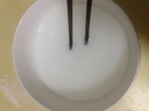 温水里加入烘焙碱 搅匀