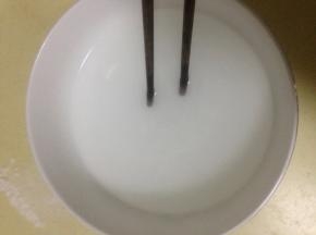 温水里加入烘焙碱 搅匀