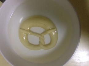 冻硬的面包胚 逐个放入碱水里泡一会