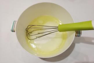 玉米油，牛奶，20克白糖放入容器中搅拌均匀