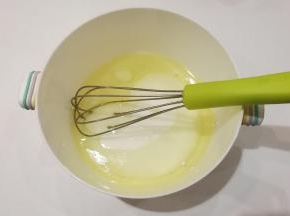 玉米油，牛奶，20克白糖放入容器中搅拌均匀