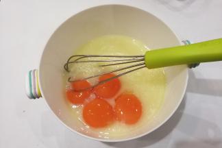 鸡蛋分离，加入蛋黄继续搅打均匀
