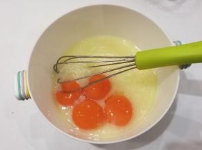 鸡蛋分离，加入蛋黄继续搅打均匀