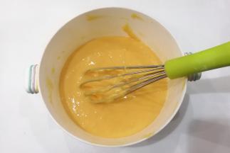 用手抽搅打混合均匀