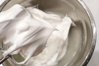 蛋清分次加入60克白糖打发至接近硬性发泡状态