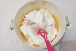 先取三分之一的蛋白霜到蛋黄糊中翻拌均匀