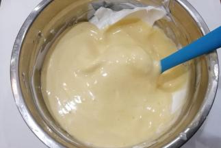 再把拌好的蛋糊倒回到蛋白霜中继续翻拌均匀