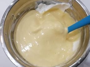 再把拌好的蛋糊倒回到蛋白霜中继续翻拌均匀