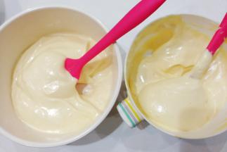 然后把蛋糕糊均分三份，取二份到另外两个容器中