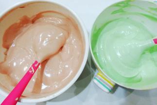 再分别加入少许红色和绿色食用色素翻拌均匀