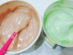 再分别加入少许红色和绿色食用色素翻拌均匀