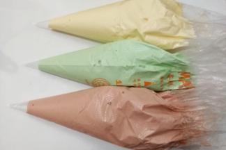 把三种颜色的蛋糊分别装入三个裱花袋中