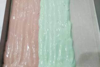 裱花袋剪口，分别把蛋糊挤到铺好油布或油纸的烤盘中