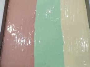 挤完蛋糊后轻轻震荡几下，震出大气泡使表面平整，然后送入预热好的烤箱中层上下火170度烤约20~25分钟左右