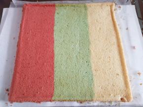 烤好的蛋糕出炉脱膜倒扣到另一张油纸上，撕去油布晾凉