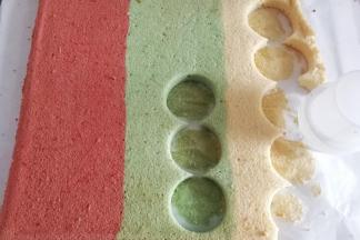 晾凉后，我们找个合适的圆形直身工具刻出每种颜色的圆片（工具要薄边的，越薄越好使，厚边不好使的）