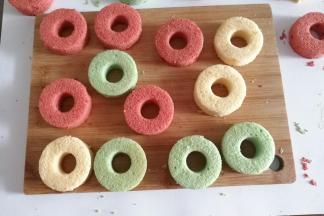 然后我们再选个合适的裱花嘴，在圆形蛋糕片中间压出小圆孔