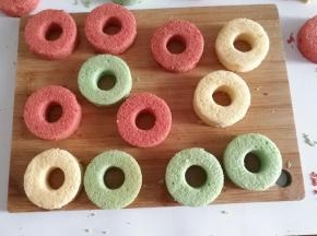 然后我们再选个合适的裱花嘴，在圆形蛋糕片中间压出小圆孔