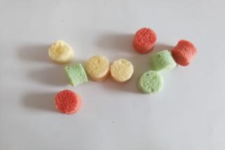 裱花嘴中取出的小圆片不要偷吃哦，后面还要用到的