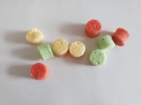 裱花嘴中取出的小圆片不要偷吃哦，后面还要用到的
