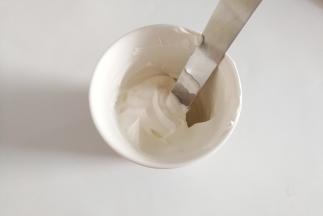 再取少许淡奶油放入杯中加点白糖，打蛋器用单头打发