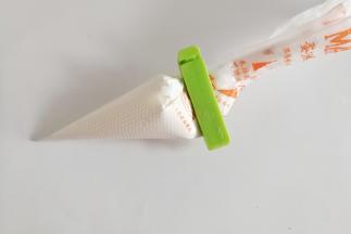 然后取一点点打发好的奶油装入小号裱花袋中