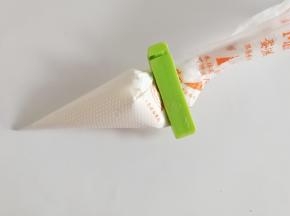 然后取一点点打发好的奶油装入小号裱花袋中