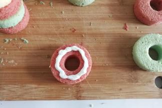 取一片圆形蛋糕片，挤上一圈奶油（不要挤太多，不然周围会因为挤压露出就不美观啦）