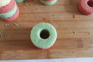 再压上一片其它颜色的蛋糕片