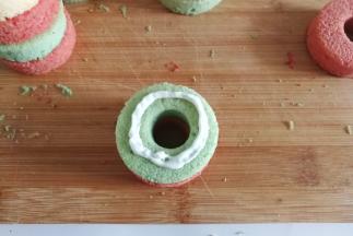 再继续挤上一圈奶油，压上最后一片蛋糕片即好（反正颜色错开就好，怎么好看怎么搭）