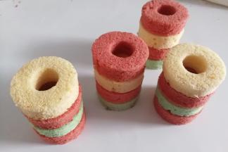 依次粘好剩下的蛋糕片，爆竹筒就做好了