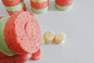 然后再在底部塞上先前刻出的小圆片