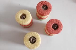 再把奥利奥饼干粉拌入剩下的奶油中拌均匀，装入裱花袋挤入爆竹筒中，这样爆竹“火药”也有啦