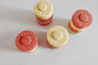 然后继续把先前刻出的小圆片切去一半后再盖上去