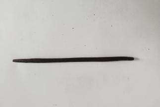 再来做“爆竹药引”，巧克力少许隔热水融化，滴入两滴蜂蜜拌均匀放冰箱冻硬后取出，搓成小圆条